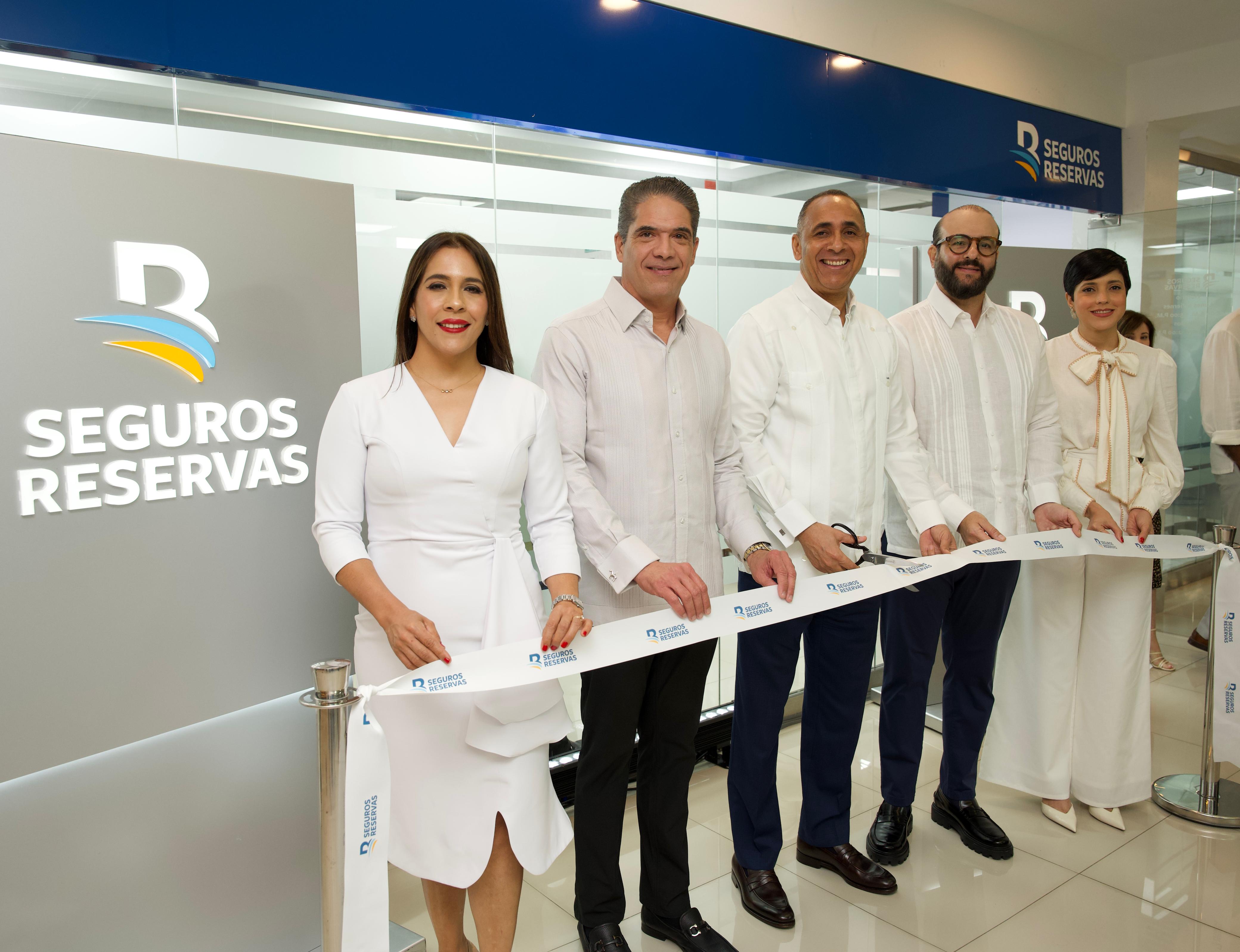 Seguros Reservas abre las puertas de su nueva oficina en La Vega