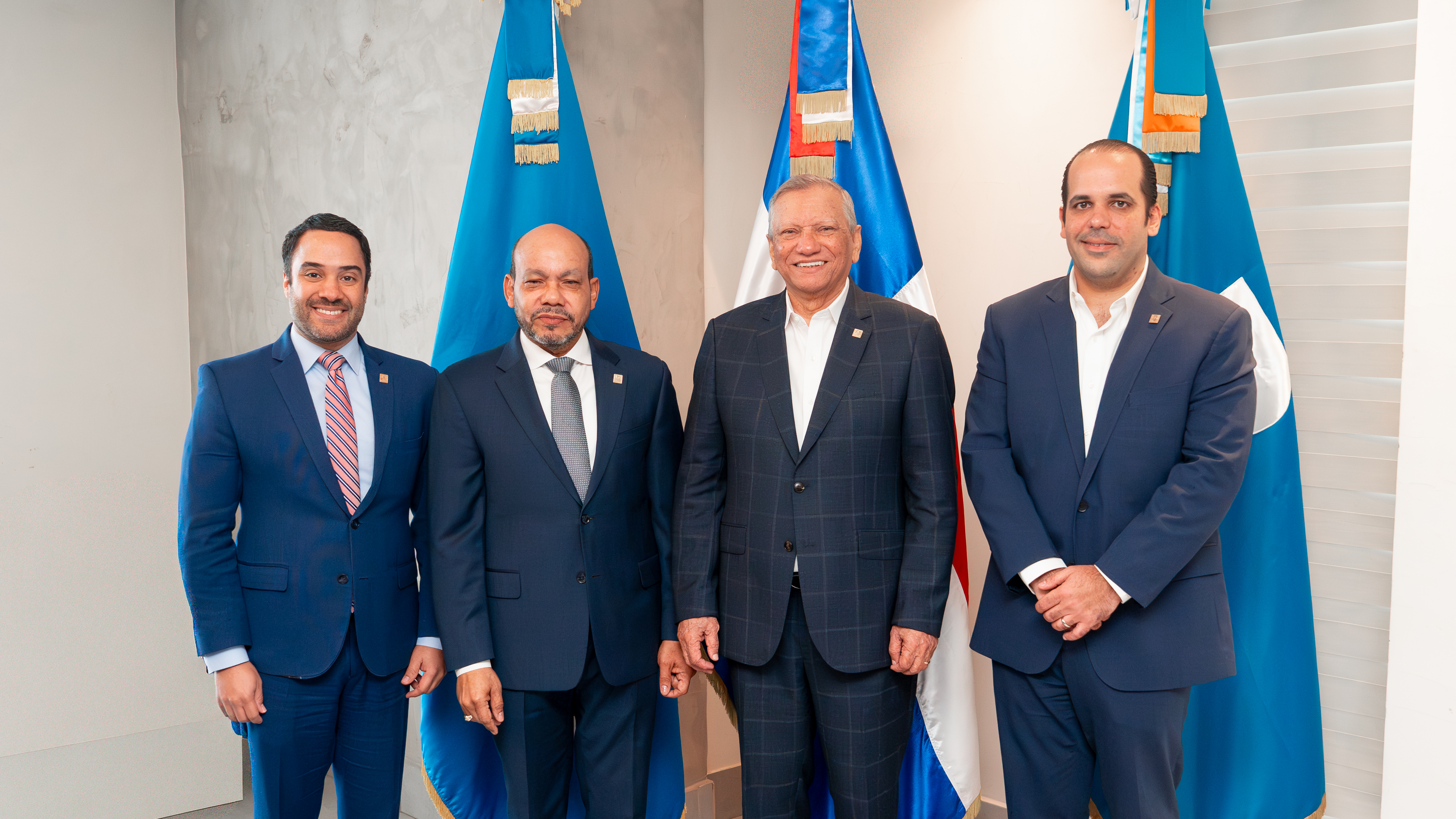 Aguilera juramenta a Luis Valdez como nuevo vicepresidente ejecutivo de Seguros Reservas